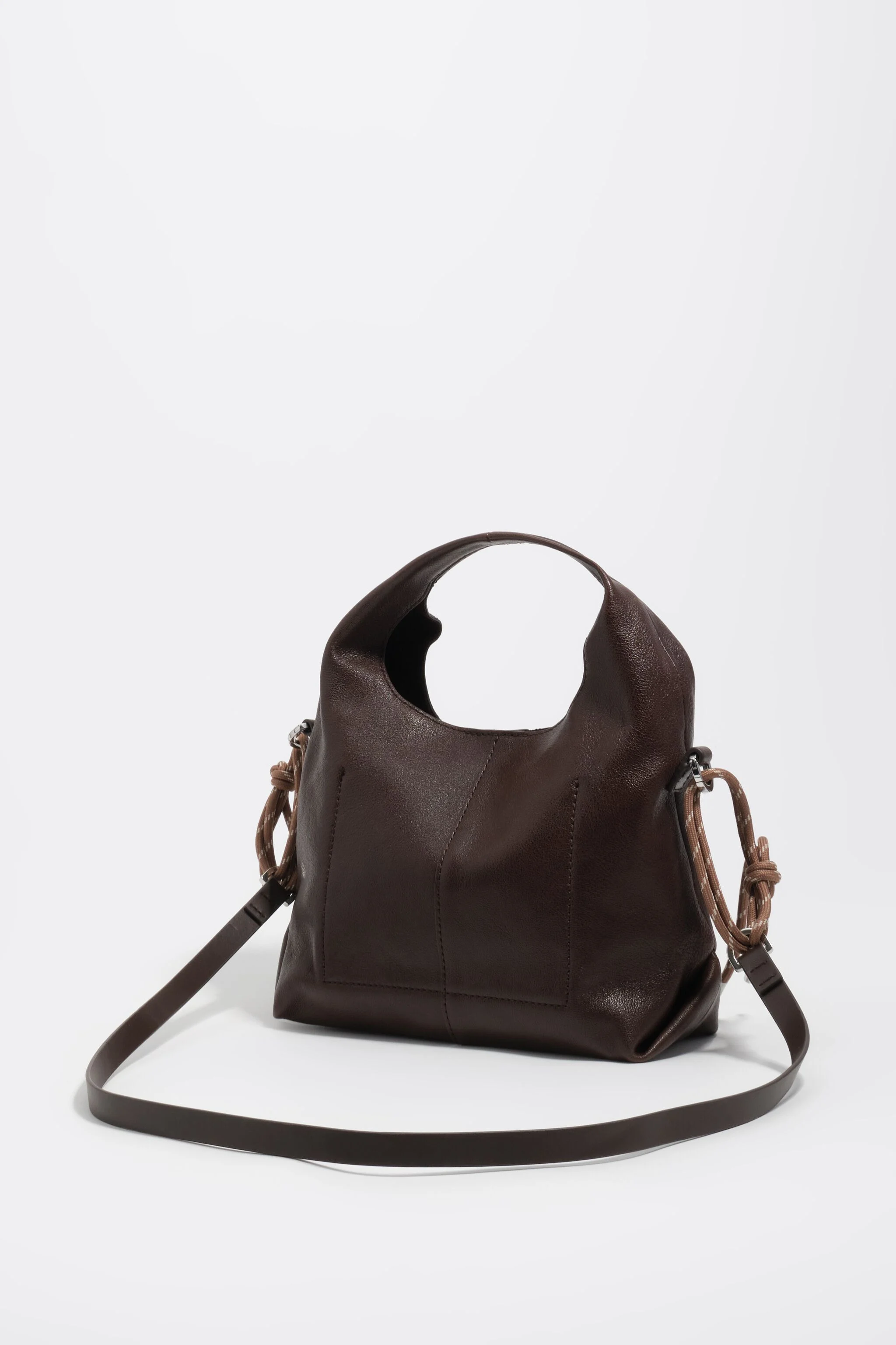 Bolsa transversal pequena de couro cor café.