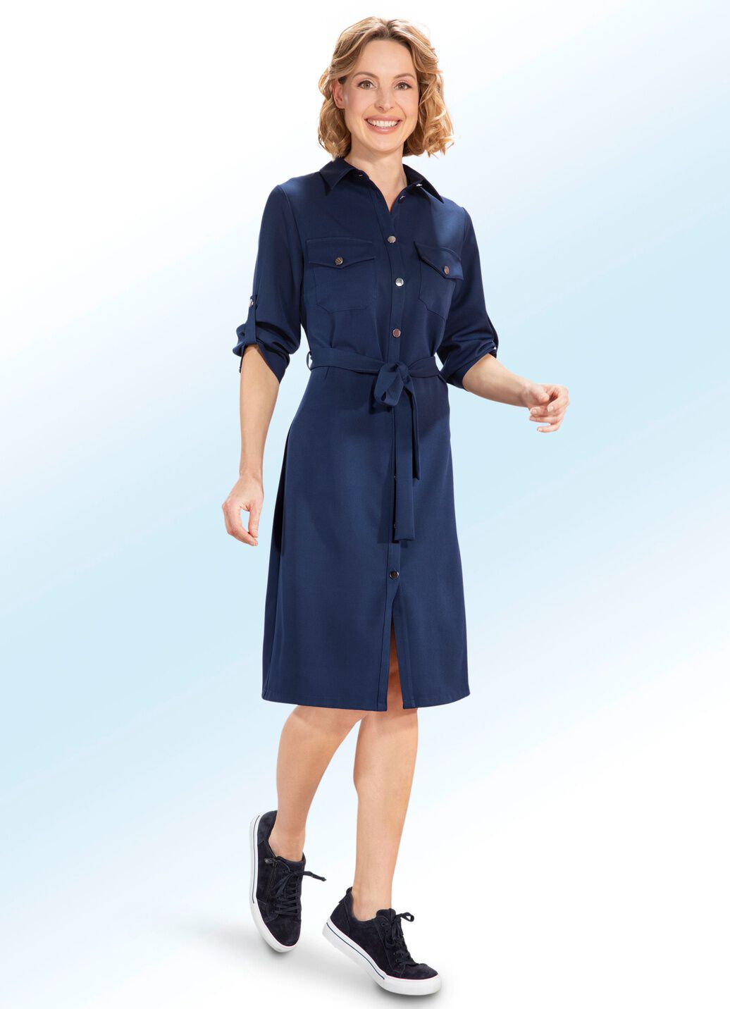 Kleid mit Bindegürtel und Schmuckknöpfen