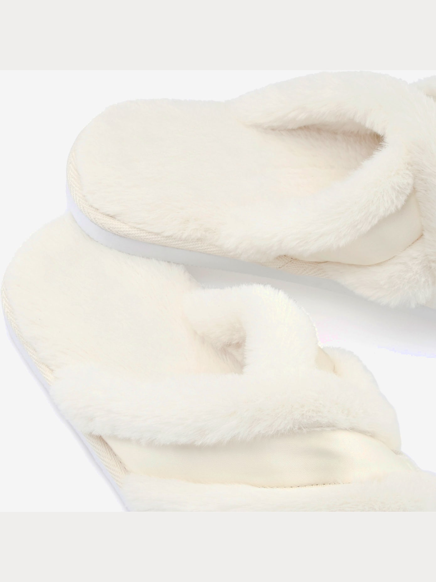 Chaussons bande croisée raffinée