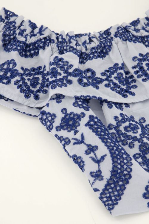 Blauwe cropped top met contrasterende embroidery