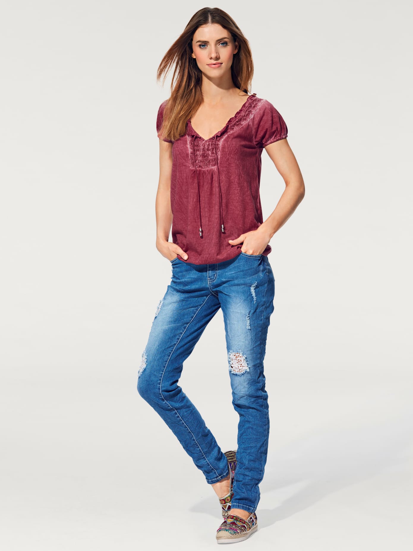 T-shirt en v look tendance avec empiècement smocké à l'encolure