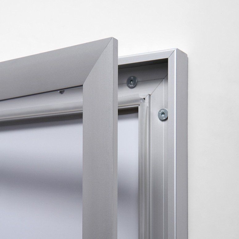 Vitrine d'affichage intérieure fond acier laqué cadre aluminium ignifuge SCS