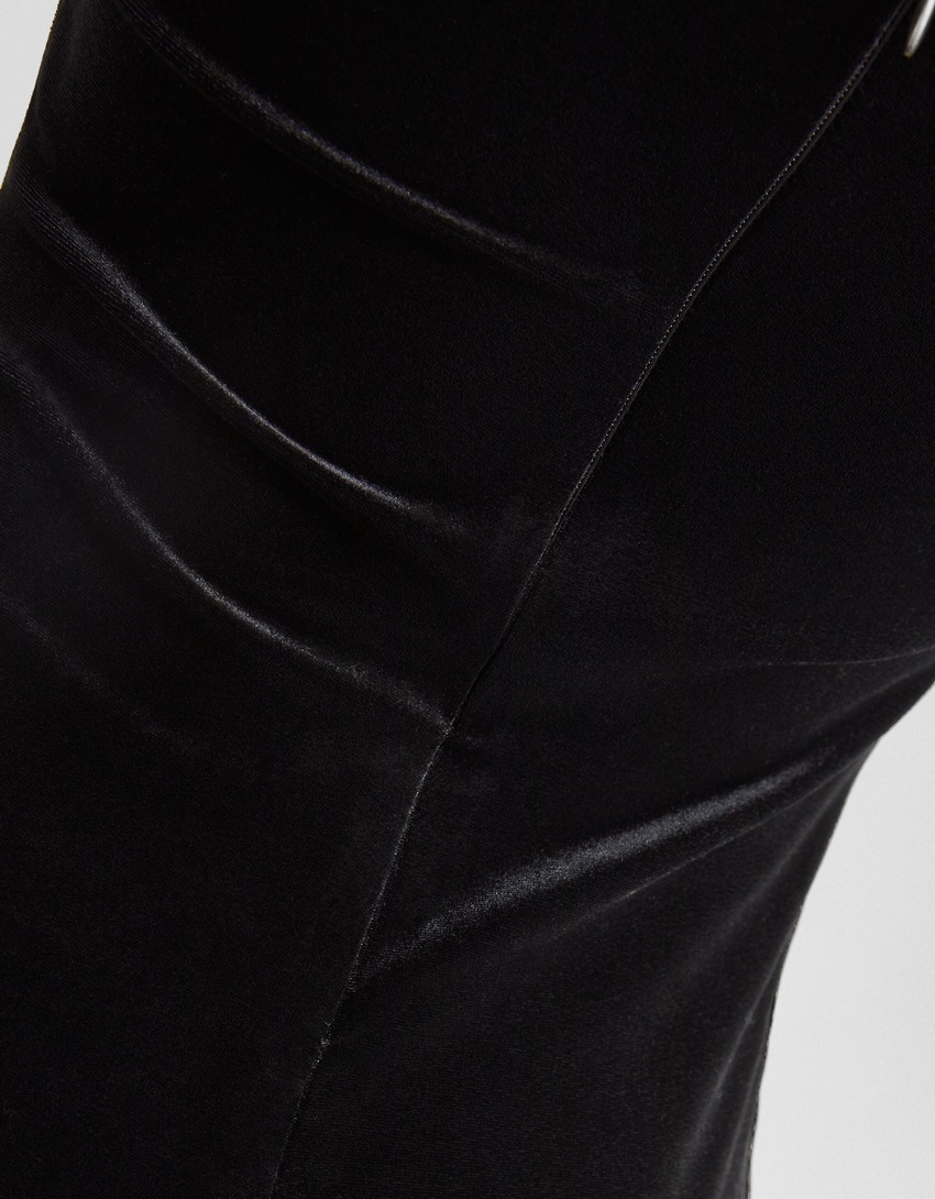 Vestido midi de veludo com decote tomara que caia