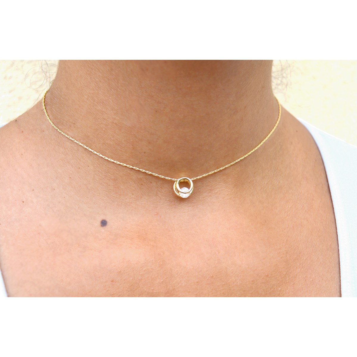 Collier délicat ras du cou pendentif anneaux pierre zirconium doré à l 'or fin