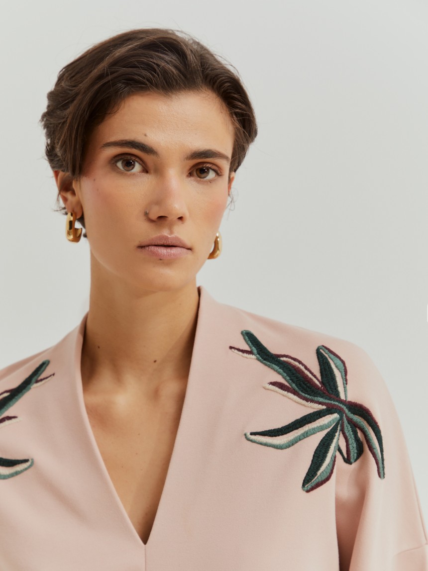 Camisola decote em V com bordado