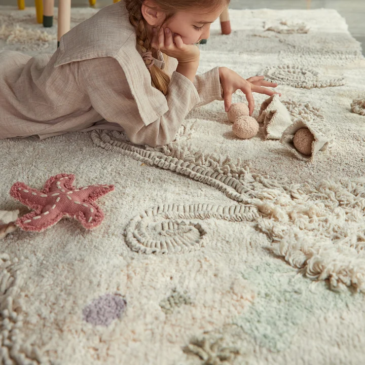 Lorena Canals - Seabed Spielteppich mit Spielzubehör, 140 x 200 cm, natur