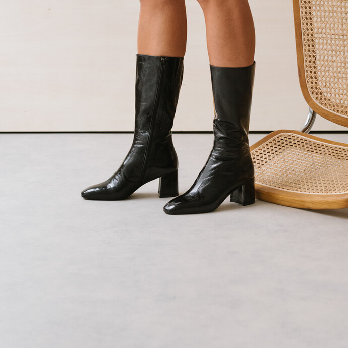 Bottines à talons et bouts pointus  en cuir brillant noir