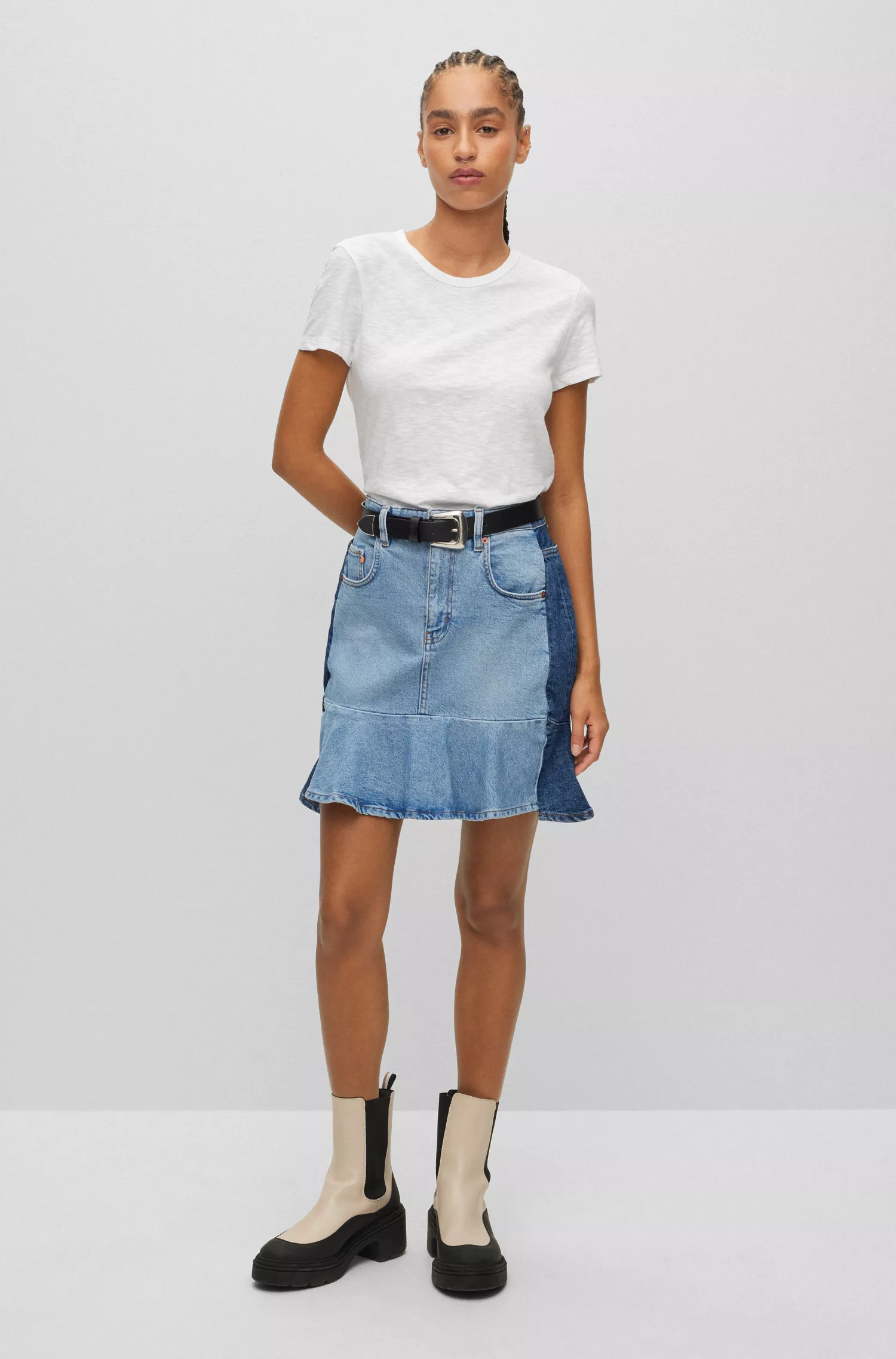 Camiseta BOSS preta de algodão texturizado com modelagem regular e gola redonda.