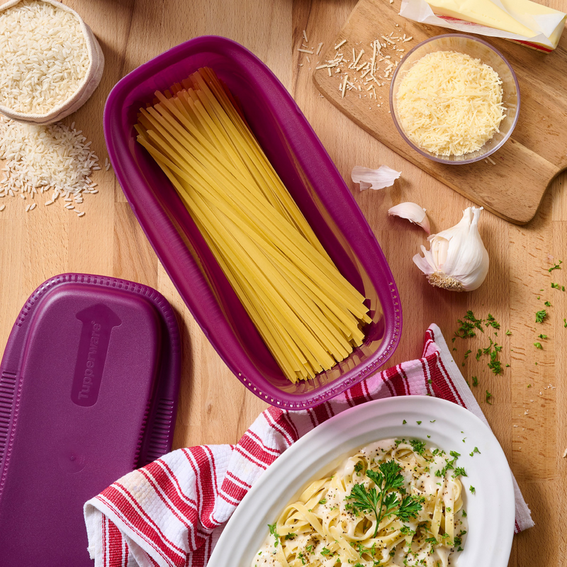 Mikro-Pastameister Zubereiten von Spaghetti und Nudeln in der Mikrowelle