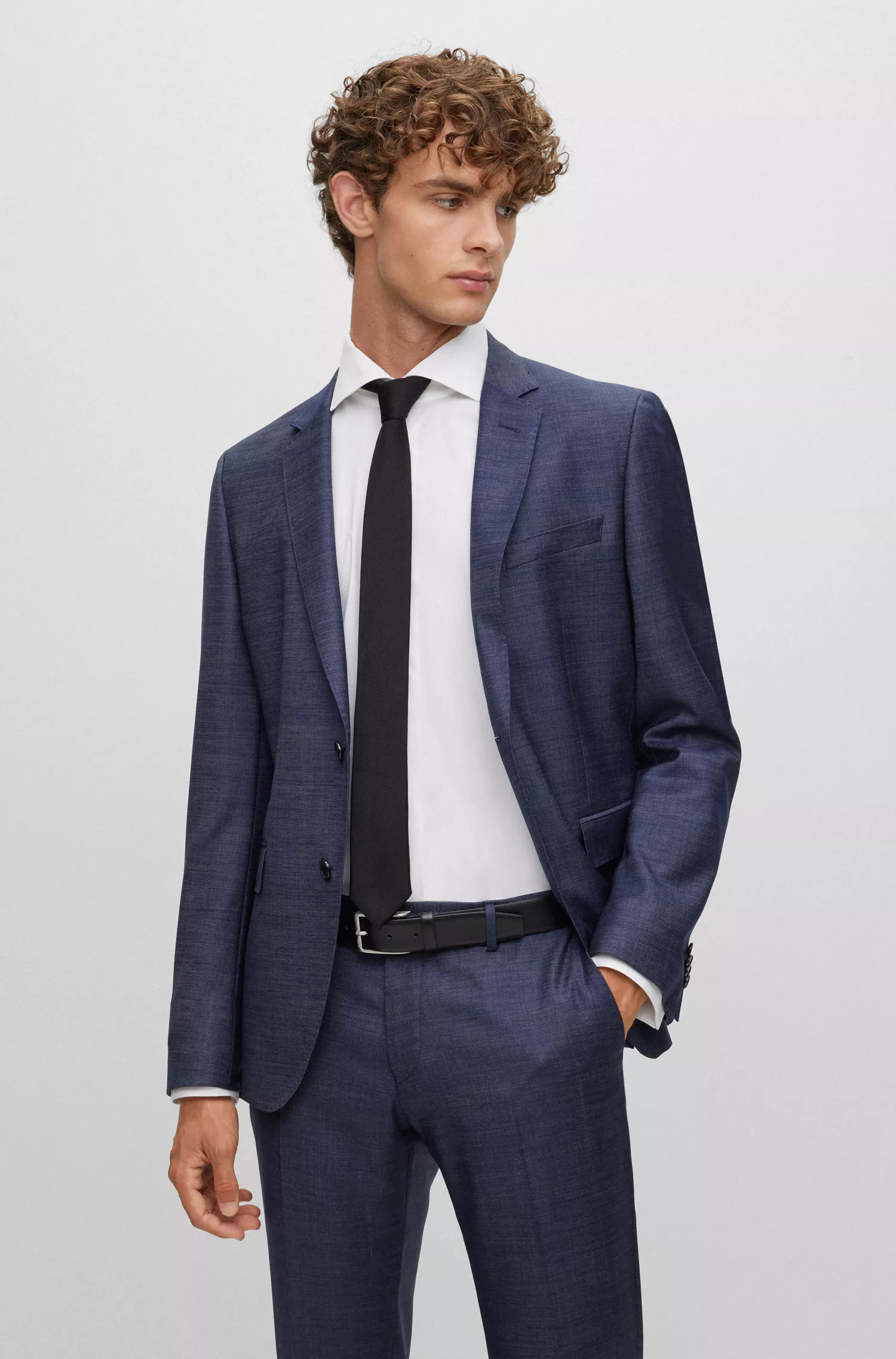 Camisa social BOSS preta, corte slim, em algodão elástico de fácil de passar.