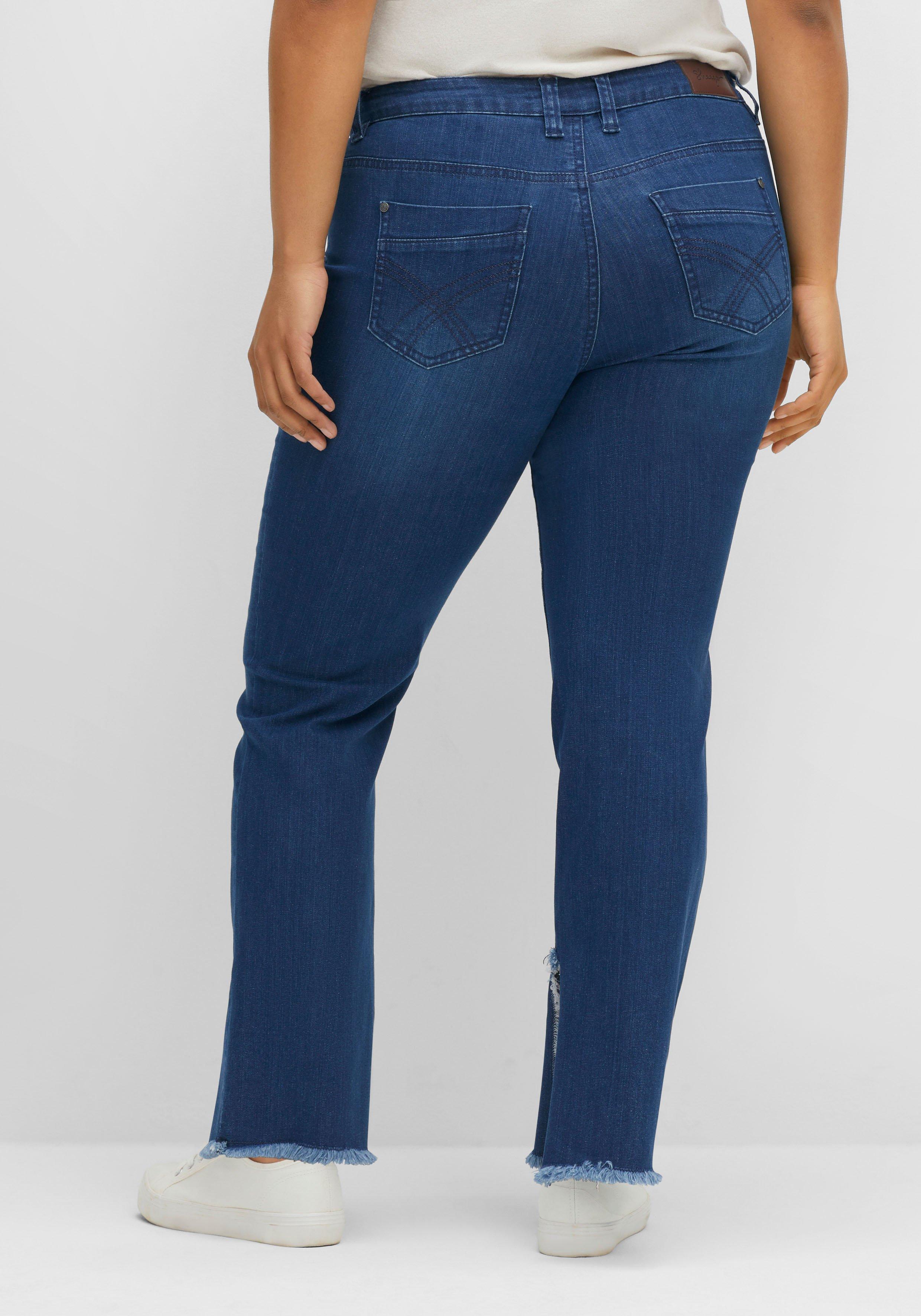 Gerade Jeans mit geschlitztem Innensaum