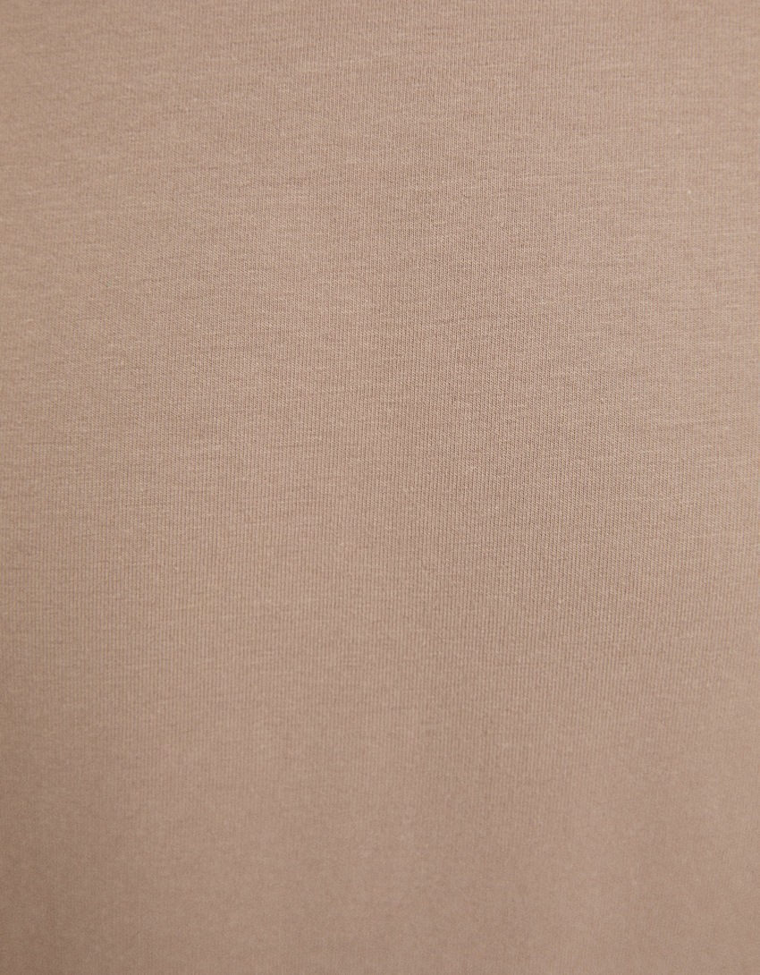 Camiseta de manga curta e gola alta