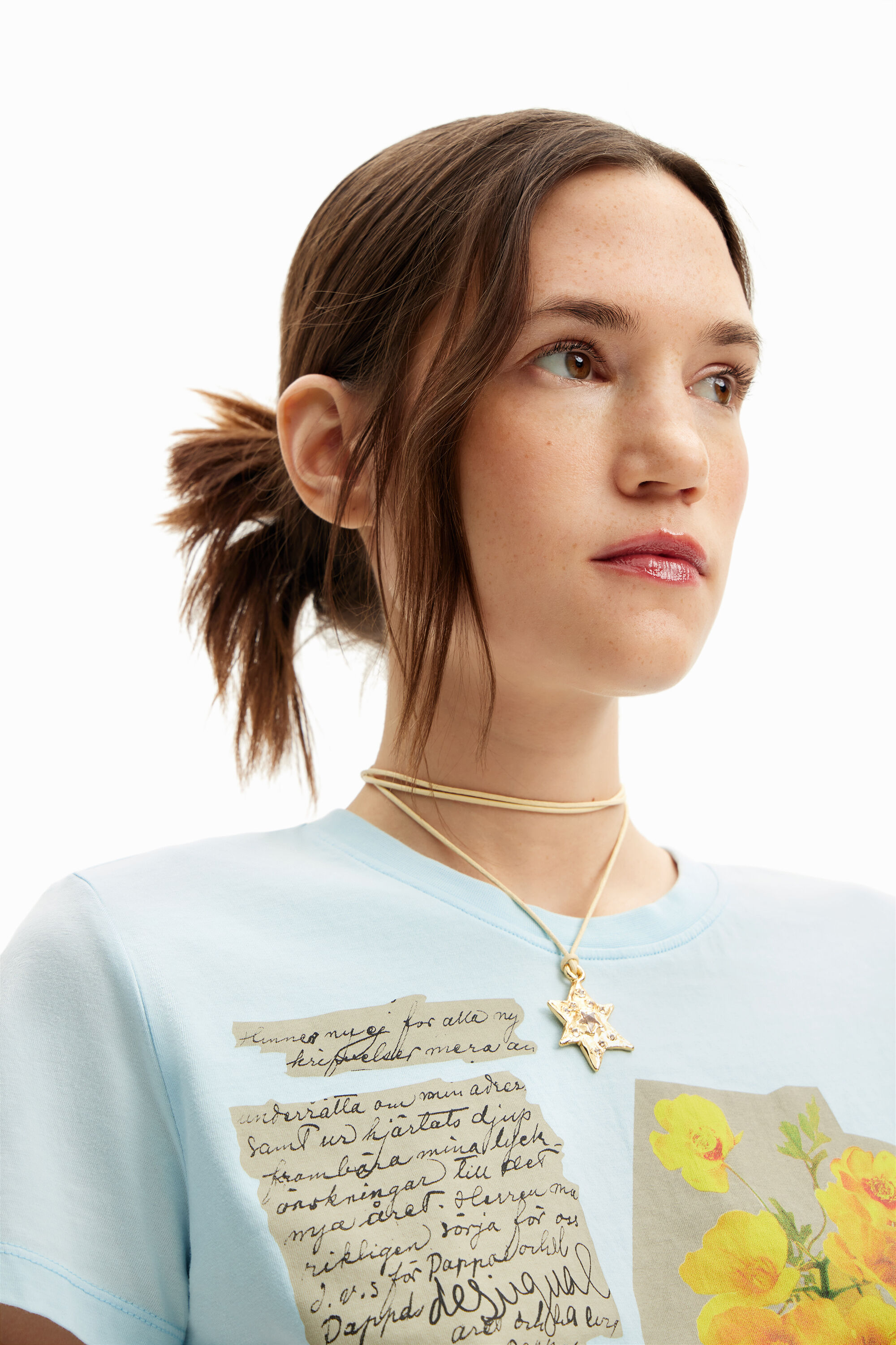 Camiseta com aplicações florais