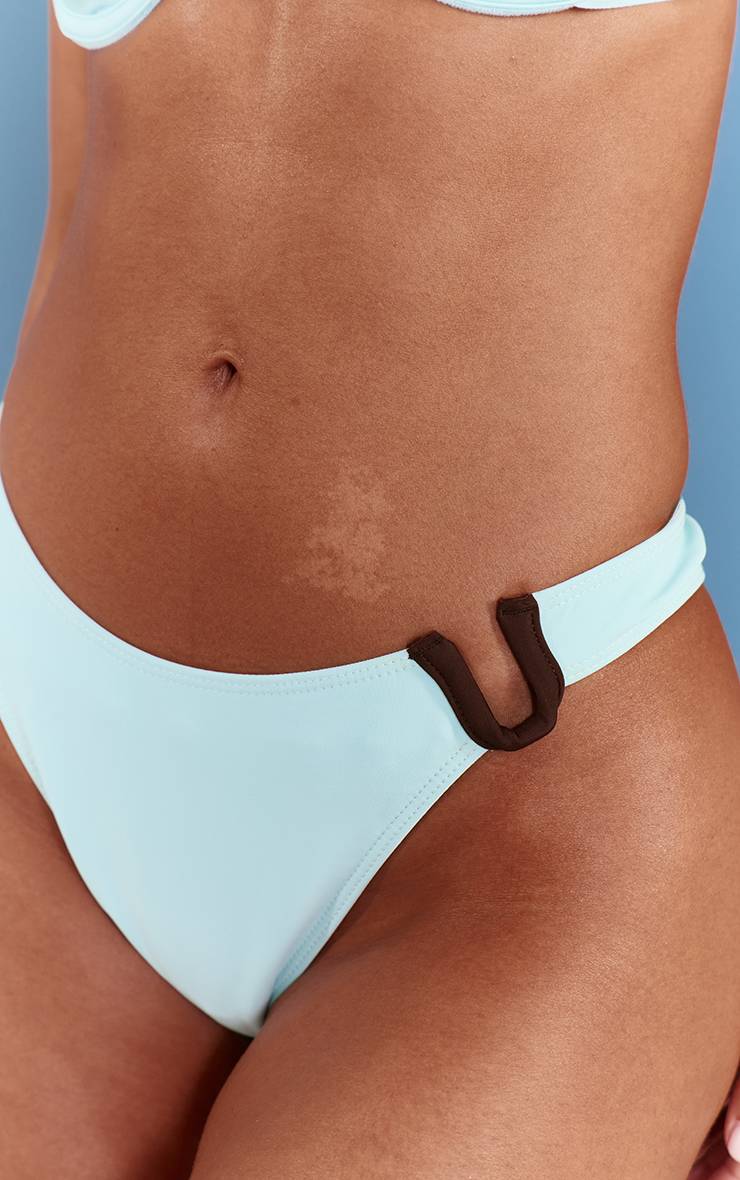 Bleu Clair Bas De Bikini Tanga Avec Barre En U Contrastante