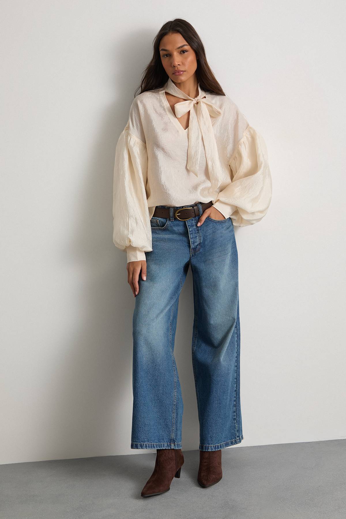 Warehouse Blouse à Manches Bouffantes avec Nœud Lavallière au Col