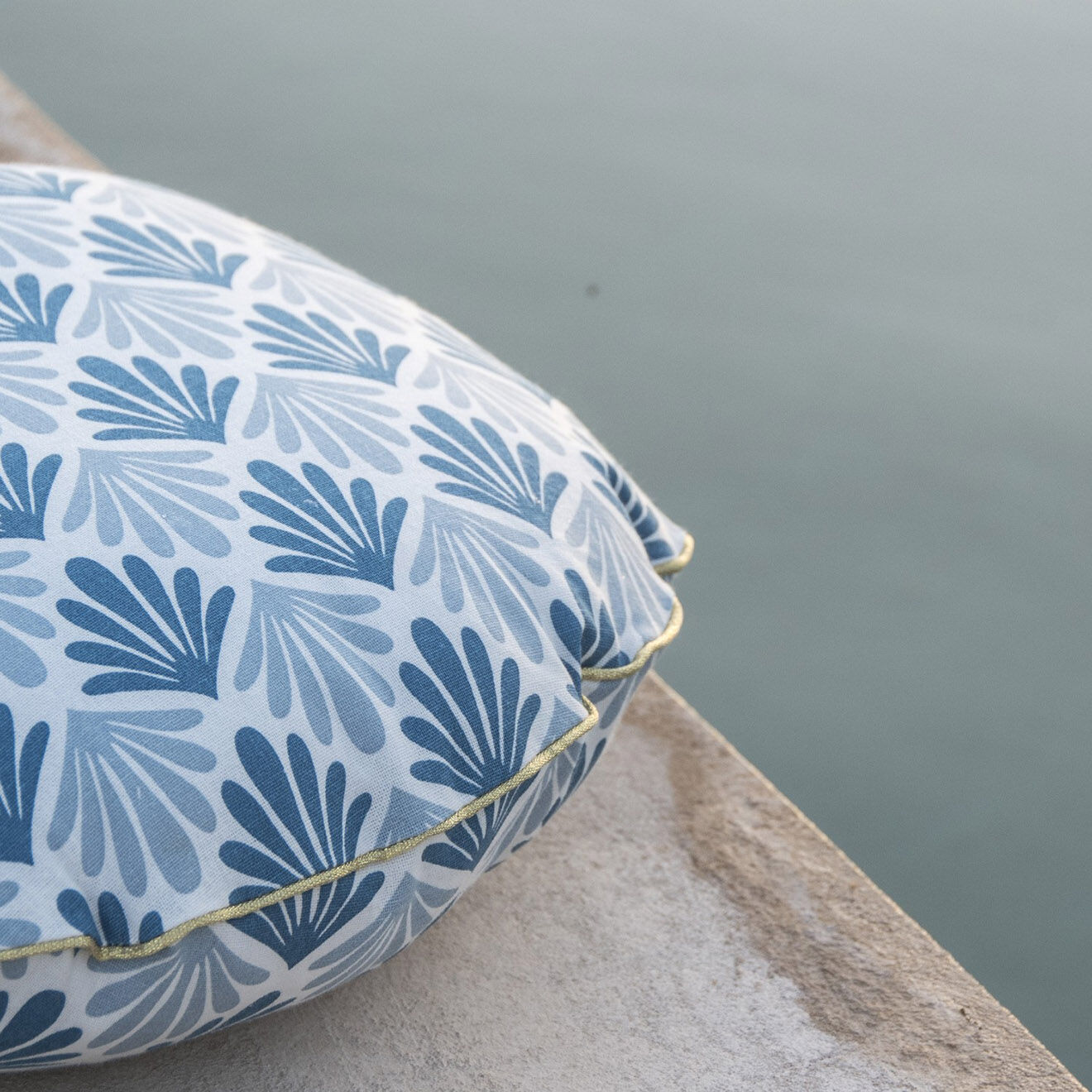 Febronie Coussin rond d'extérieur Bonbon Peacock bleu - D. 43cm