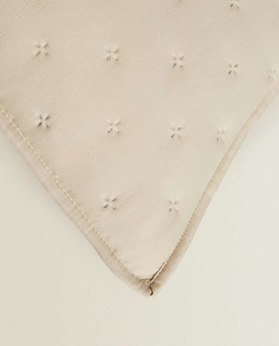 CAPA DE ALMOFADA ACOLCHOADA COM BOLINHAS