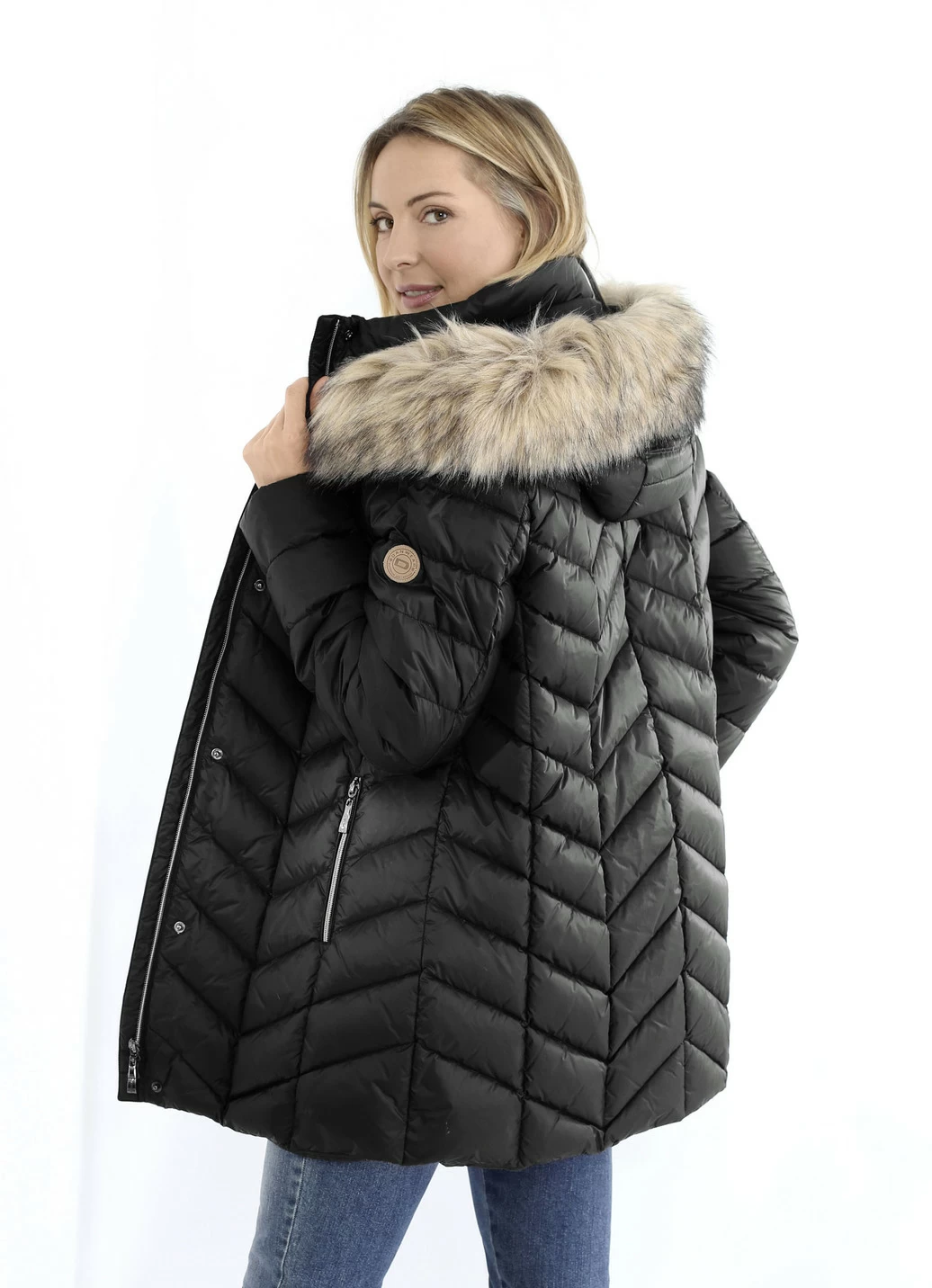 Daunenjacke mit abnehmbarer Kapuze