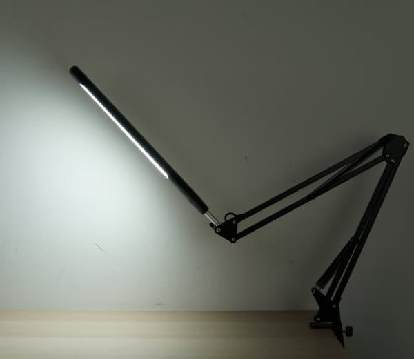INF Skrivebordslampe med justerbar svingarm i sort