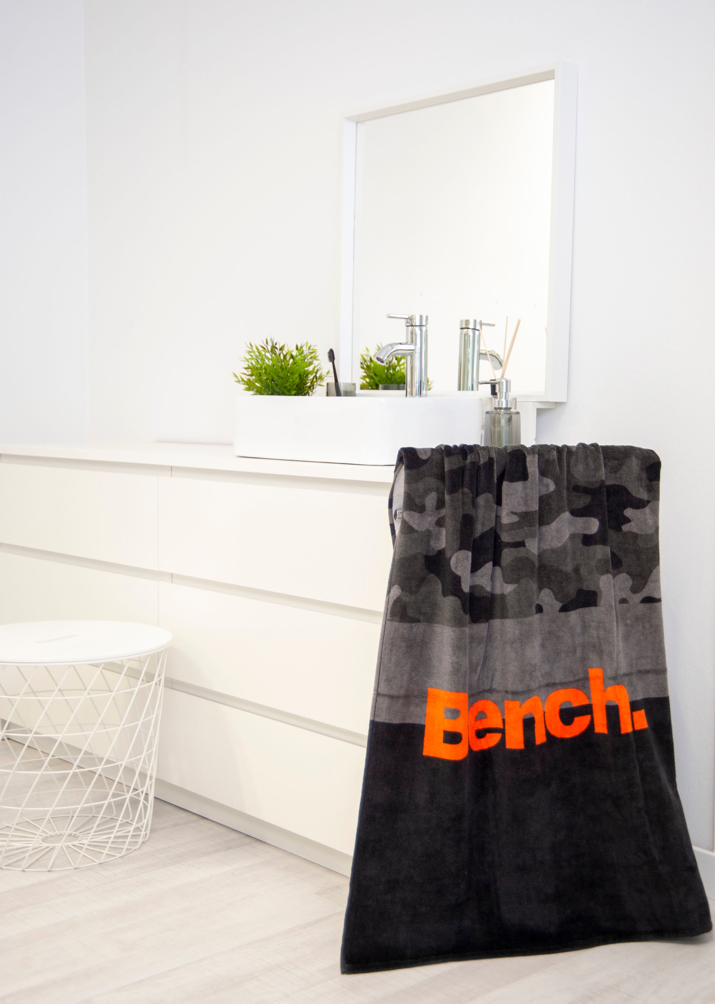 Bench. Strandtuch »Bench« mit dekorativem 