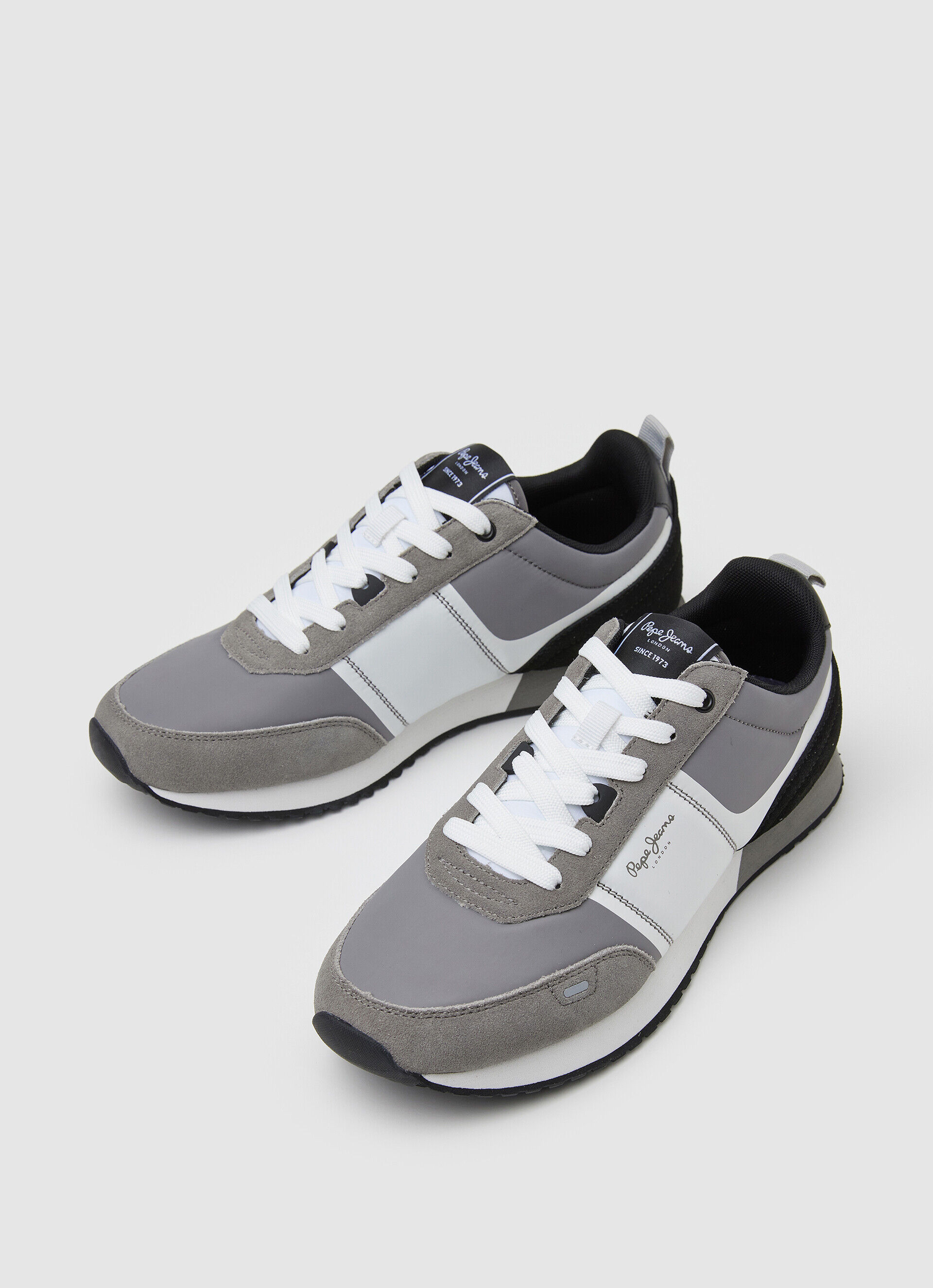 Sapatos combinados para transferência turística - cinza