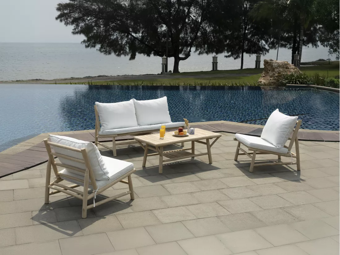 Salon de jardin en teck : un canapé 2 places, 2 fauteuils et une table basse rectangulaire - Naturel clair et blanc - TULUM de MYLIA