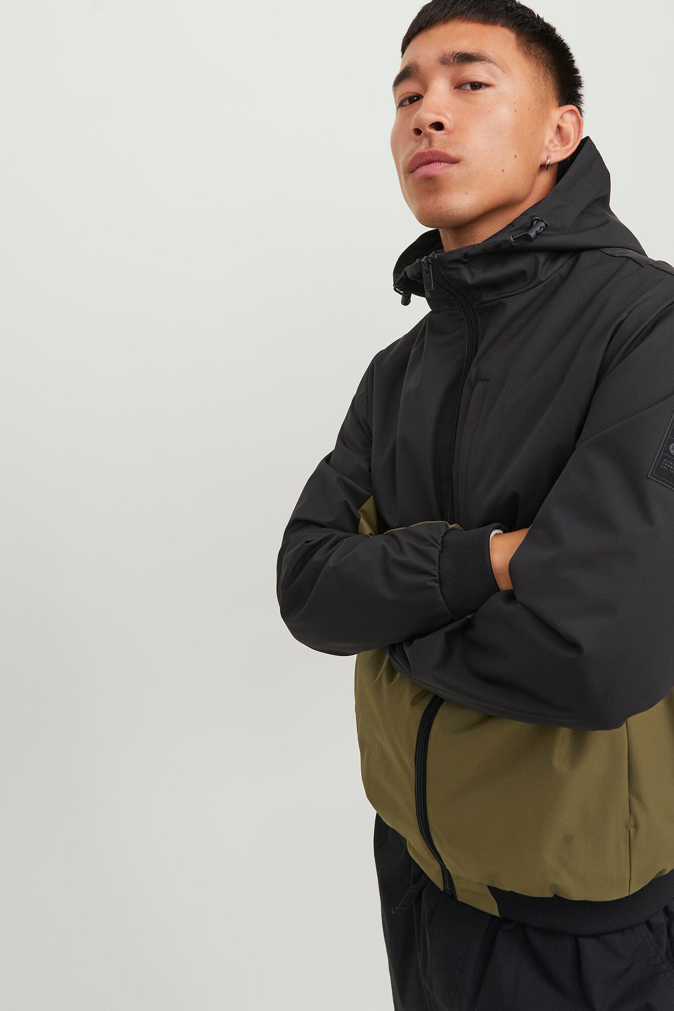 Jaqueta softshell color block com capuz.