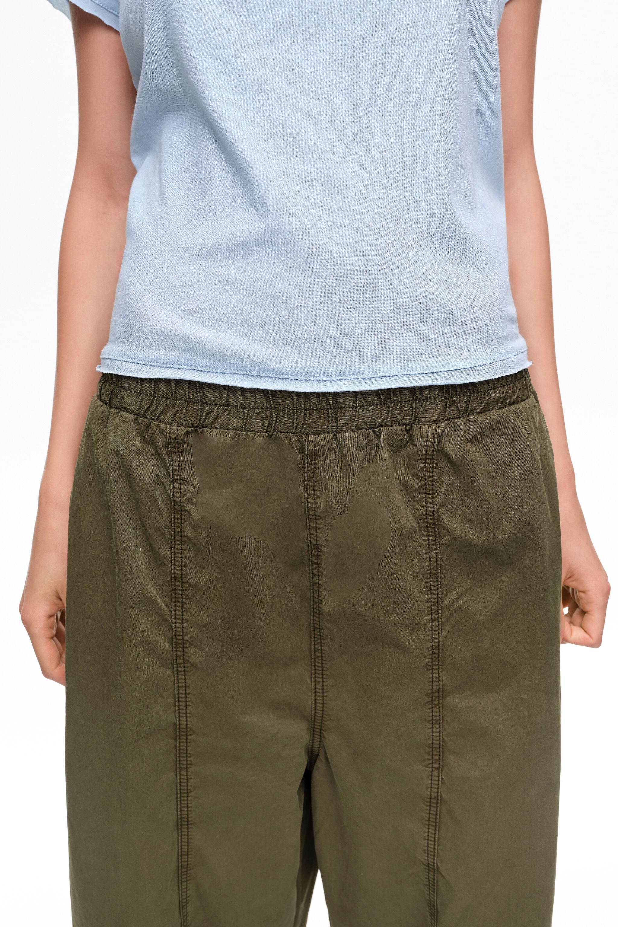 Calça jogger cáqui com costura decorativa.