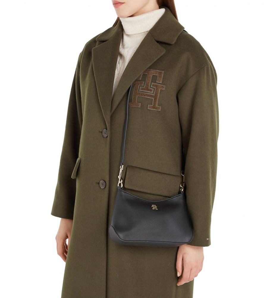 Bolsa transversal Tommy Hilfiger Staple Monogram na cor preta.