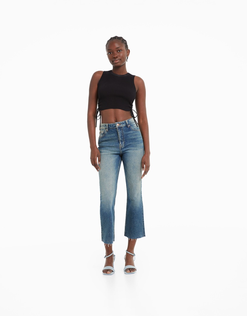 Calça jeans cropped boca de sino