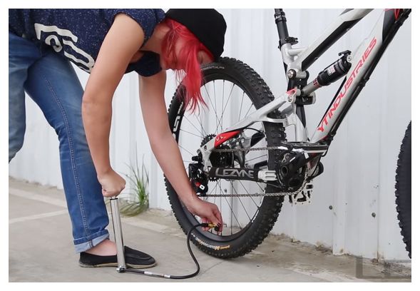 Pompe à Pied Lezyne Micro Floor Drive Digital HPG (Max 11 bar) Noir