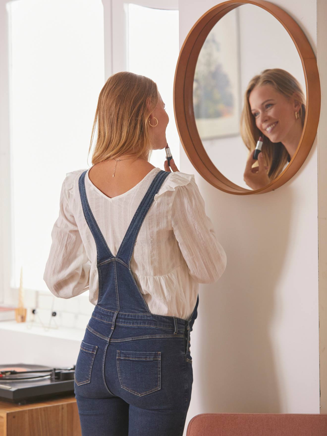 Blusa lisa de algodão branco claro com babado bordado, ideal para gestantes e lactantes.