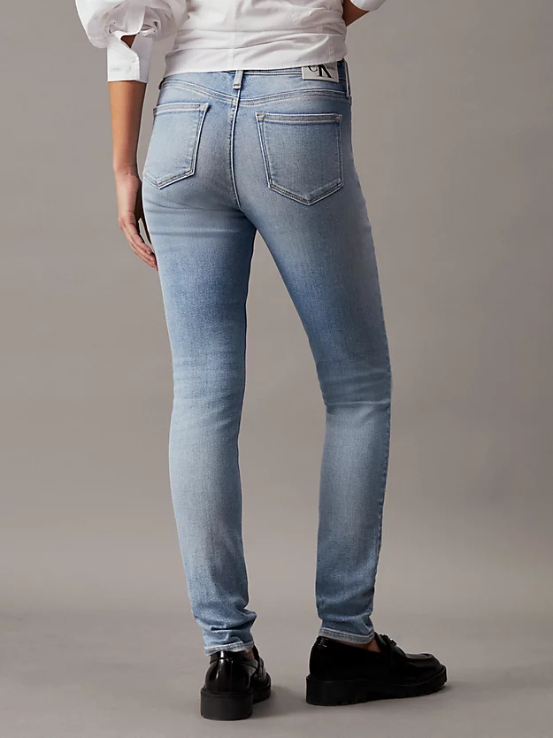 Calça jeans skinny de cintura média
