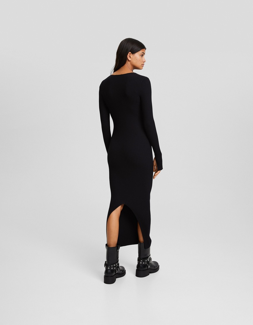 Vestido midi de malha com mangas compridas e decote coração.
