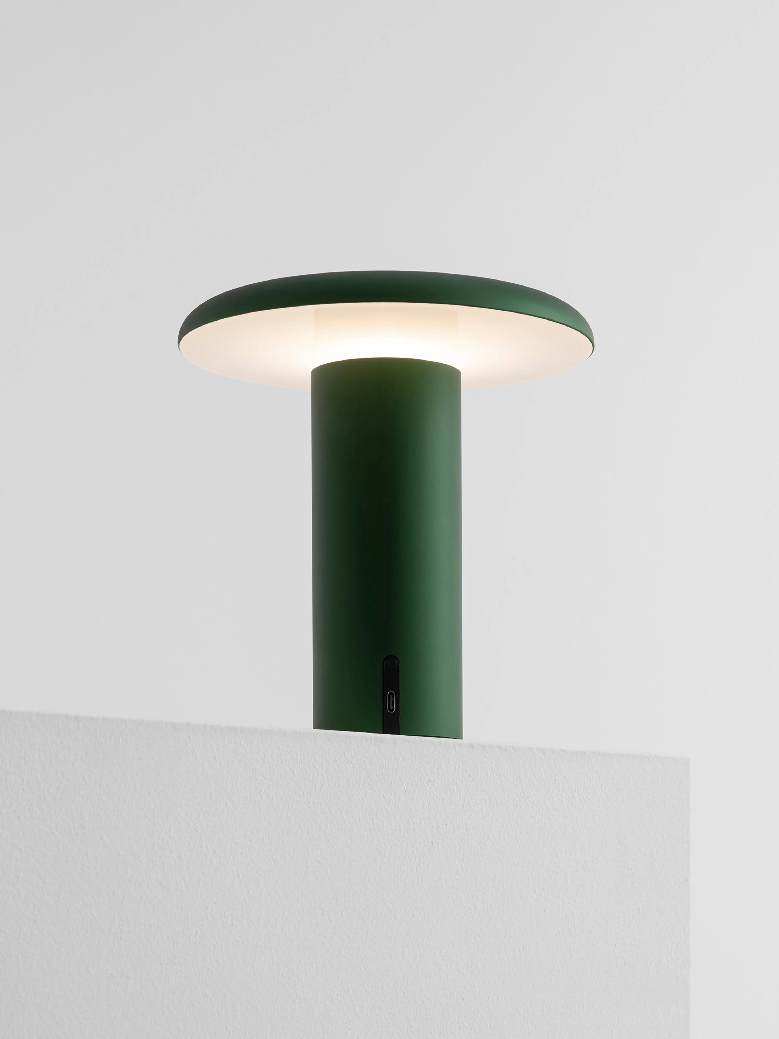 Kleine mobiele LED-tafellamp Takku, dimbaar