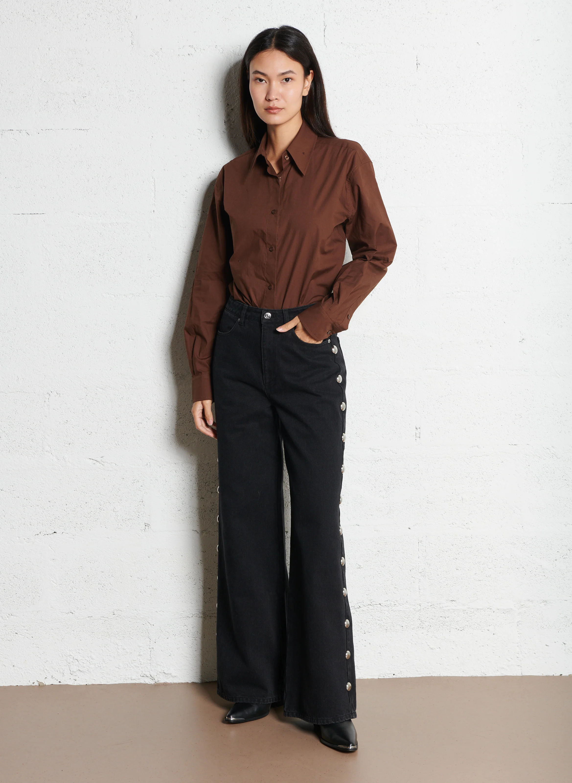 CHARMIE - Chemise cintrée col classique en coton | Marron