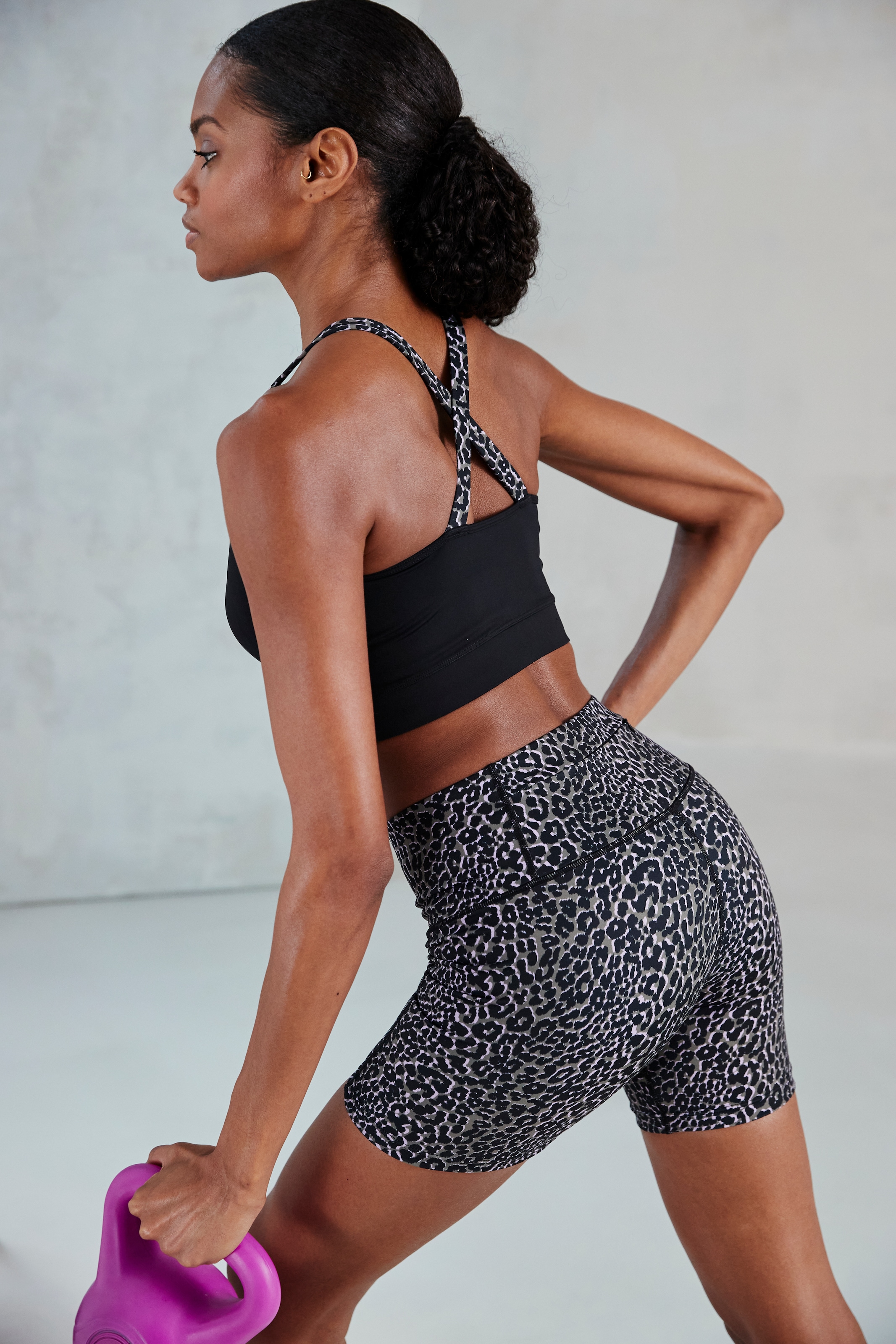 LASCANA ACTIVE Crop-Top , Sporttop mit gekreuzten Trägern in Leo Optik