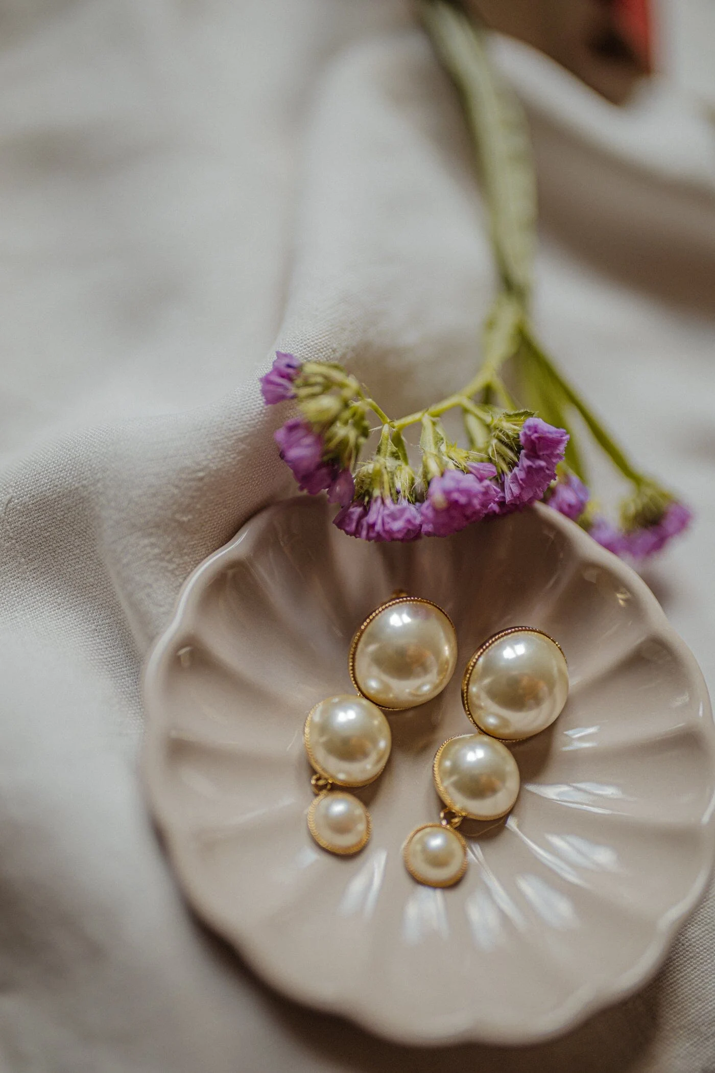 NÉLYA - Boucles d'oreilles puces pendantes perles doré à l'or fin | Doré