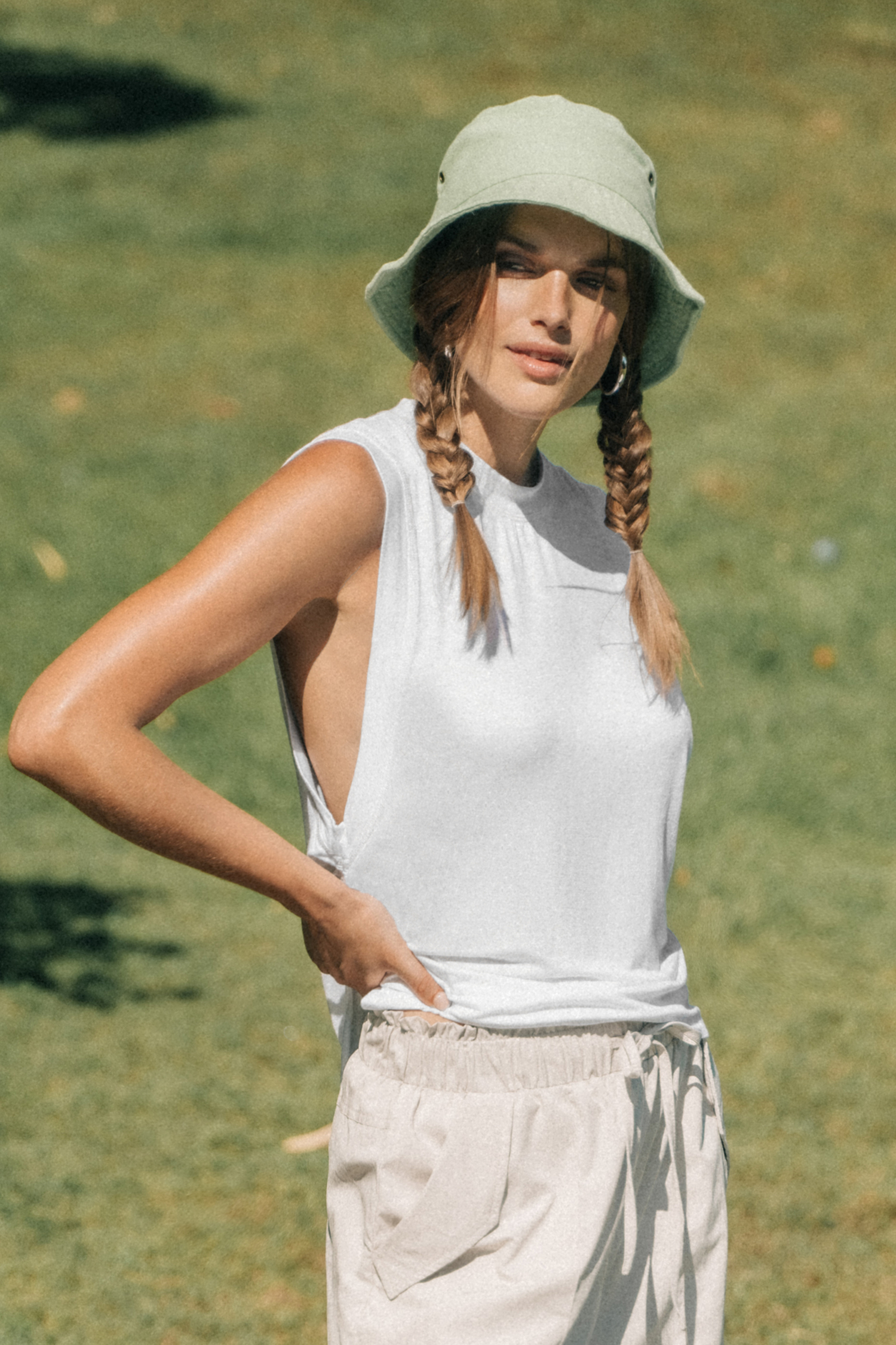 T-shirt asymétrique sans manches à col rond blanc