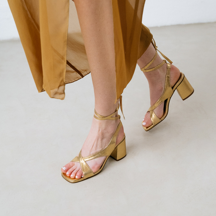 Sandales à talons et lanières à nouer  en cuir craquelé or foncé