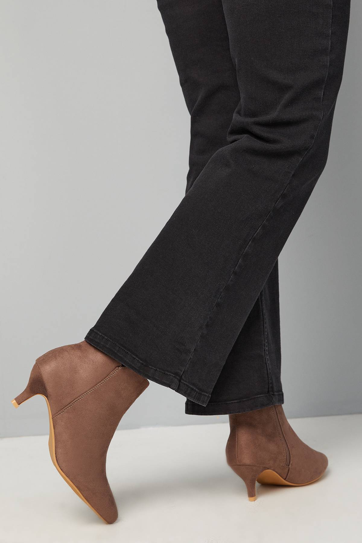 Wallis Bottines à Talon Chaton Pointues Alma Coupe Large en Daim Synthétique