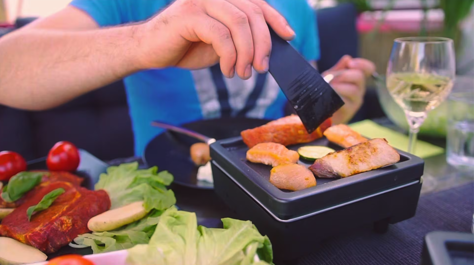 Gourmet Star Tischgrill mit 4 schwenkbaren Kochfeldern   Keramik Schale (402972)