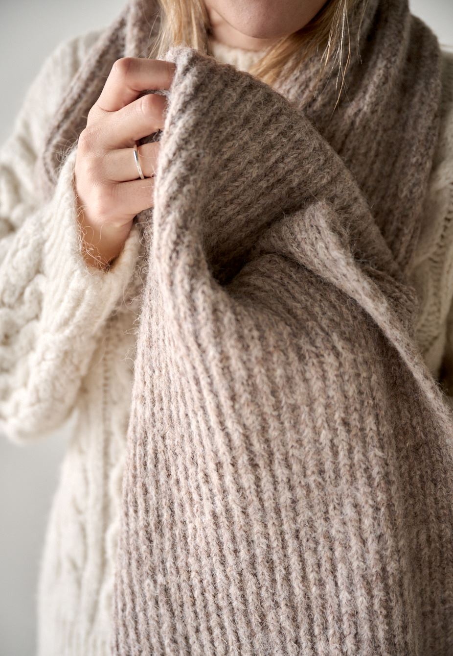 Strikket skjerf sand - 33x194 cm