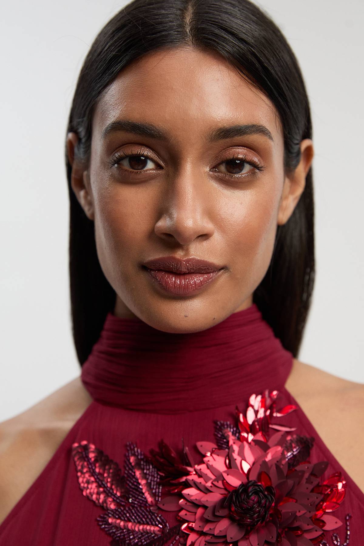 KarenMillen Robe Longue Tissée À Col Licou En Georgette Ornée De Plumes