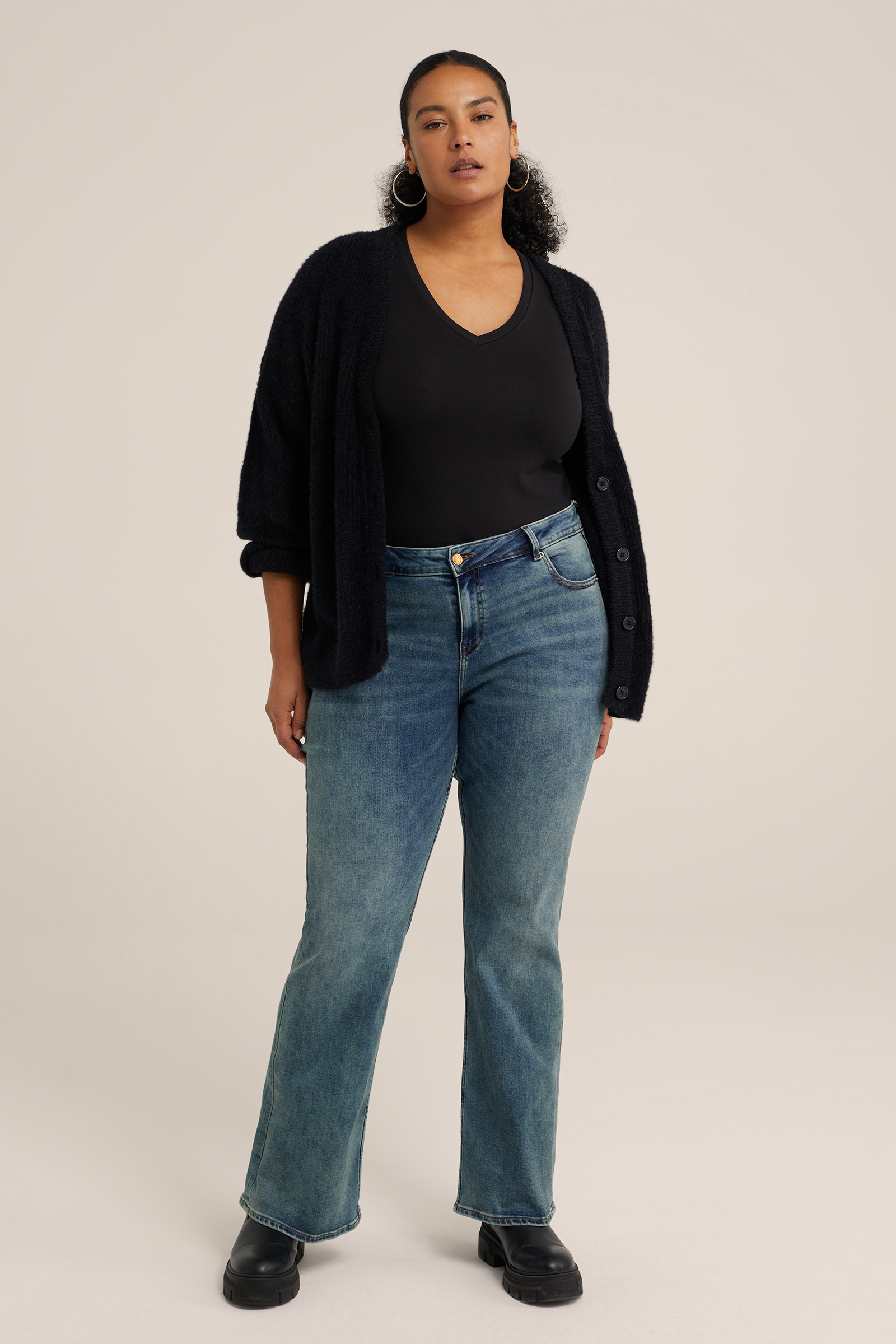 T-shirt met V-hals - Curve WE Fashion Zwart