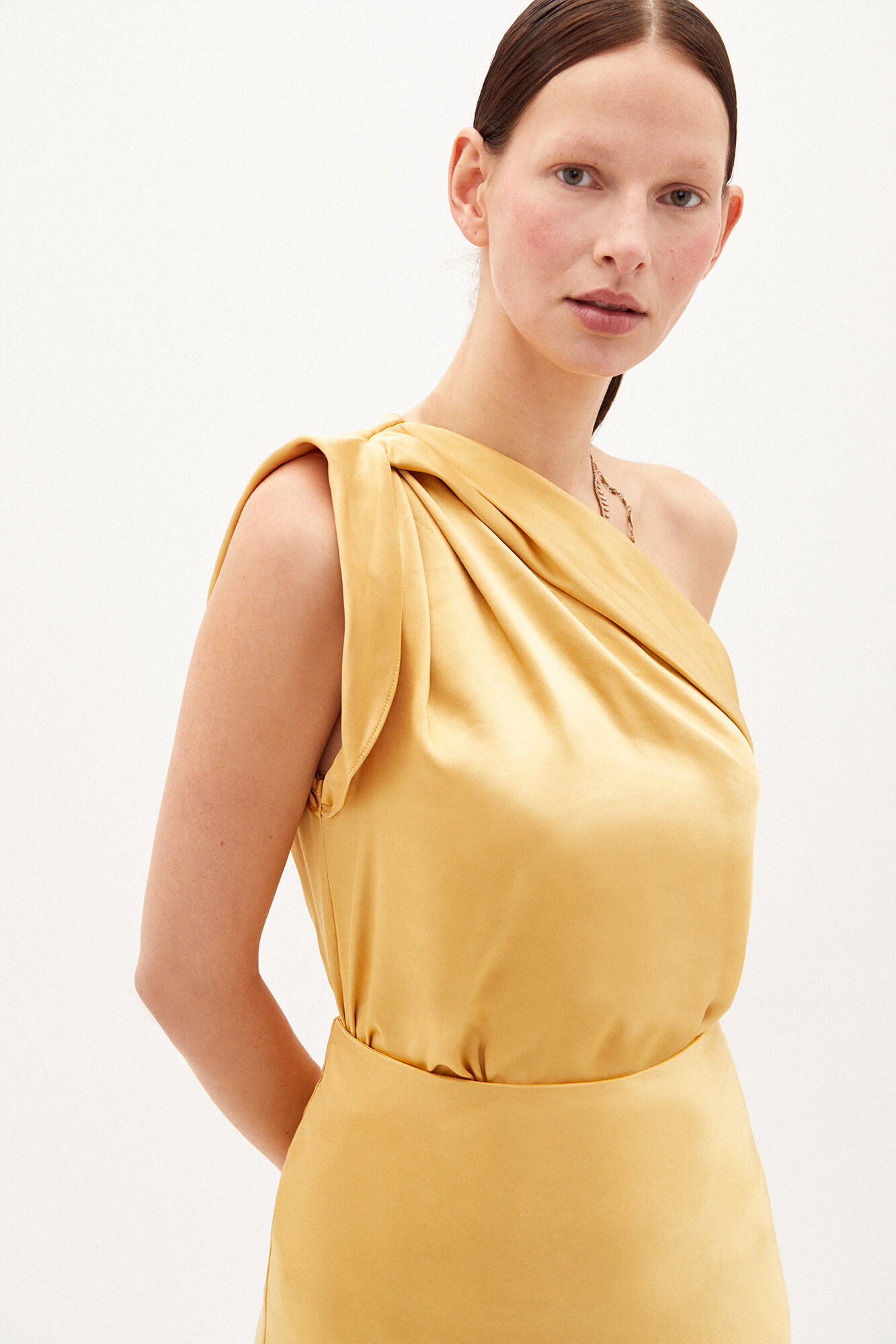Blusa assimétrica de cetim Lena - Amarela