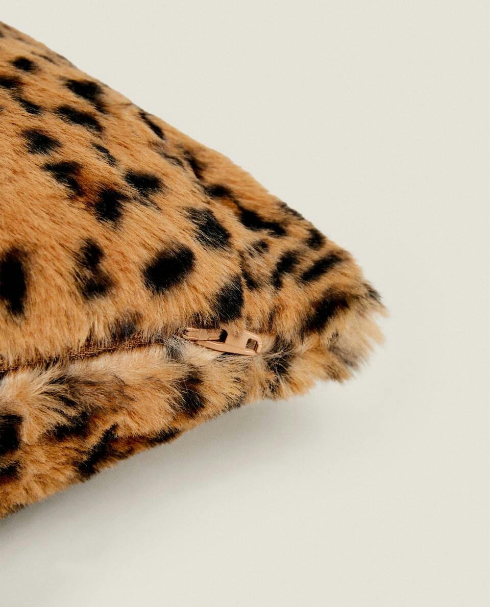 CAPA DE ALMOFADA COM ESTAMPA DE LEOPARDO