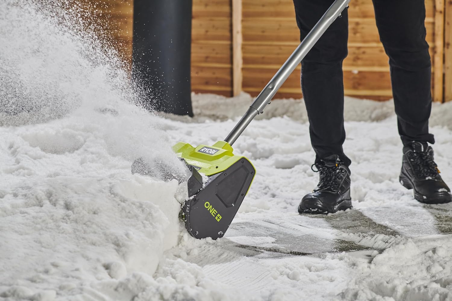 RYOBI 18V ONE+ Akku-Schneefräse RY18ST25A-140 (25cm Arbeitsbreite, 6m Wurfweite, Circa 100m² Arbeitsfläche bei nutzung eines 4Ah Akku, inkl. 1x 4 Ah Akku und Ladegerät)