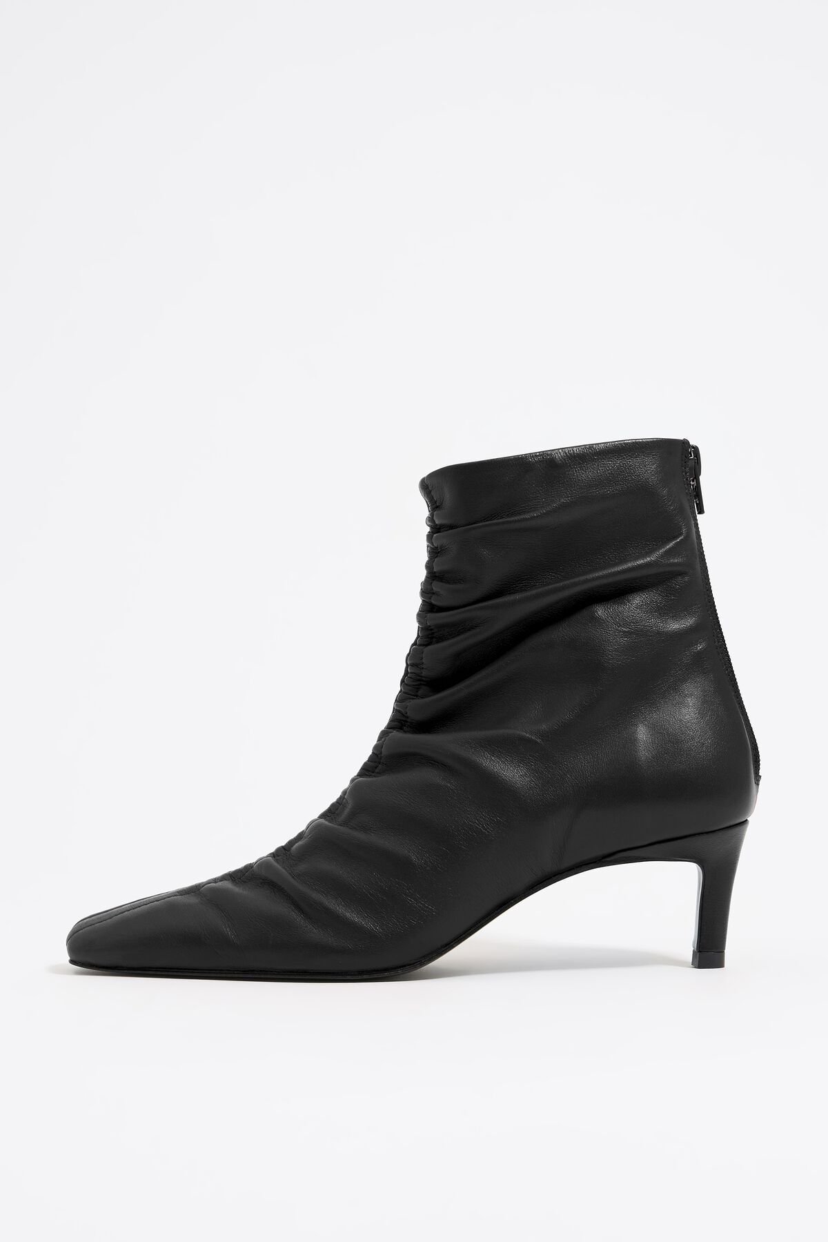 Botas de cano curto franzidas com salto em couro preto