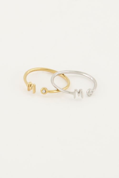 Initial ring met steentje